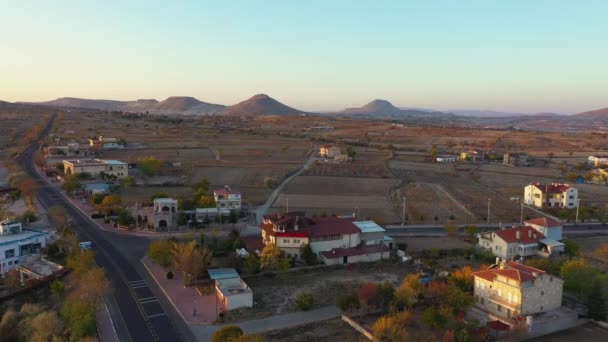 Top uitzicht op Uchisar dorp bij zonsondergang. — Stockvideo