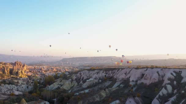 Hőlégballonok repülnek a hegyek fölött táj. — Stock videók