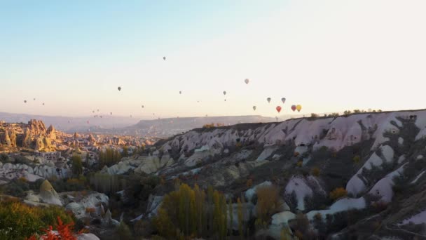 Ballonger som flyger över Goreme Valley. — Stockvideo