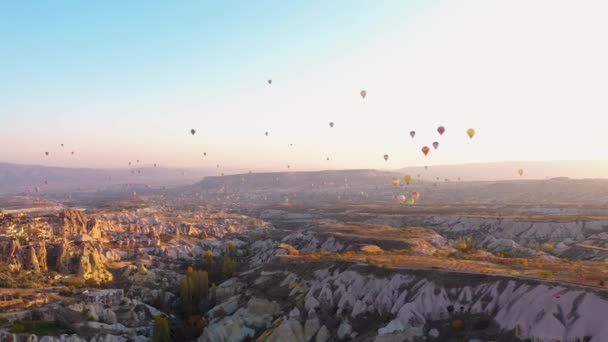 Hőlégballonok repülése. — Stock videók