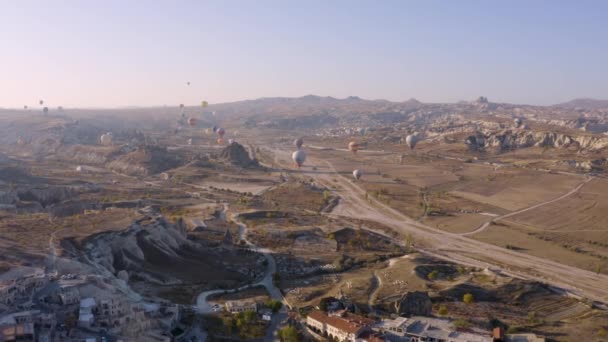 Cappadocialandschap met vliegende heteluchtballonnen. — Stockvideo
