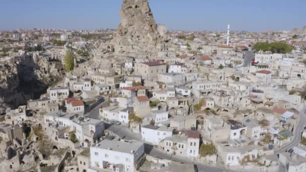 Luchtfoto van Ortahisar stad oude huizen in rotsformaties. — Stockvideo