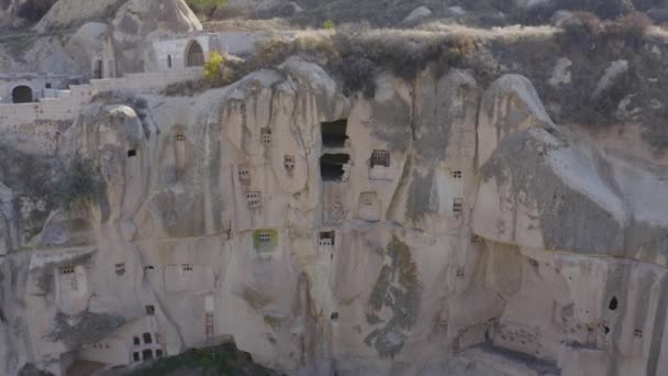 Türkiye 'nin Kapadokya kentindeki antik mağara evleri ile doğal volkanik kayalar. — Stok video
