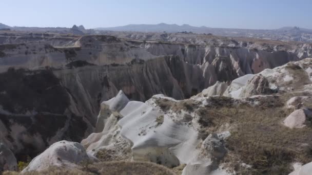 Paisaje formaciones rocosas volcánicas. — Vídeo de stock