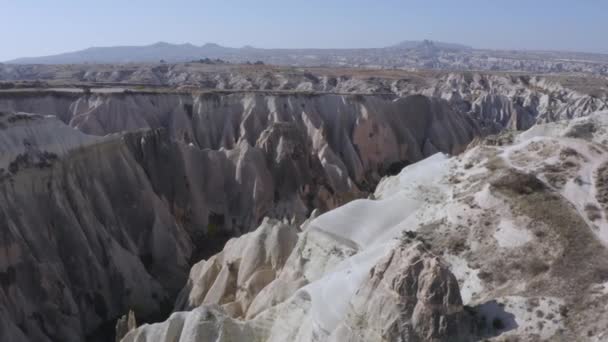 화산 암석으로 형성 된 풍경. — 비디오