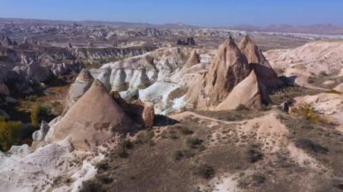 Goreme Ulusal Parkı 'ndaki kaya oluşumlarının manzarası.