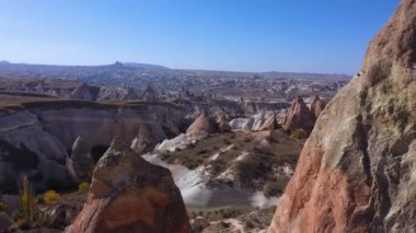 Türkiye 'nin Kapadokya kentindeki kaya oluşumlarının hava görüntüsü.