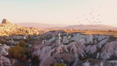 Kapadokya 'da gün batımında renkli gül vadisi.