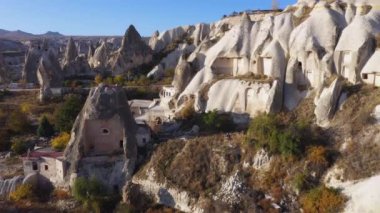 Goreme, Kapadokya, Türkiye 'deki mağara kenti ve kaya oluşumları.
