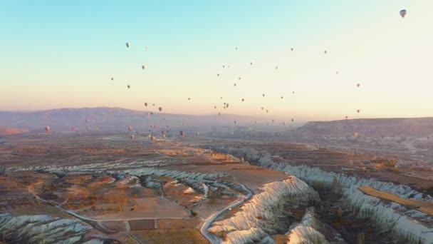 Cappadocia τοπίο με ιπτάμενα αερόστατα θερμού αέρα. — Αρχείο Βίντεο