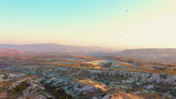 Prachtig uitzicht op Cappadocië bij zonsondergang. — Stockvideo