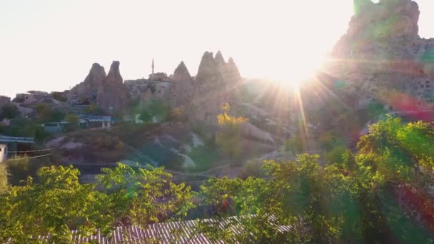 Poranne promienie słońca lśniące nad wioską Cappadocia. — Wideo stockowe