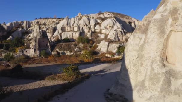Σπήλαιο που κατοικεί στην κοιλάδα της πόλης Uchisar. — Αρχείο Βίντεο