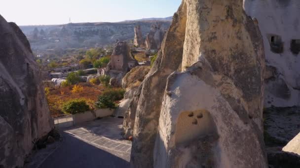 Blick auf Höhlenwohnungen in Uchisar, Kappadokien, Türkei. — Stockvideo