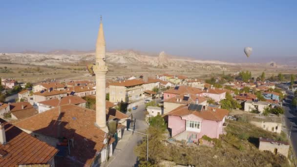 Blick von oben auf die Stadt Goreme in Kappadokien, Türkei. — Stockvideo