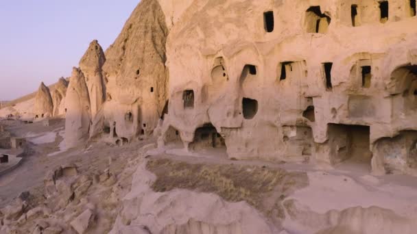 Veduta delle antiche dimore rupestri della Cappadocia, Turchia . — Video Stock