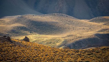 Vadinin yukarısından bir dağ yamacından bak.