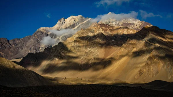 Argentinas majestueuze toppen beschut door wolken — Stockfoto