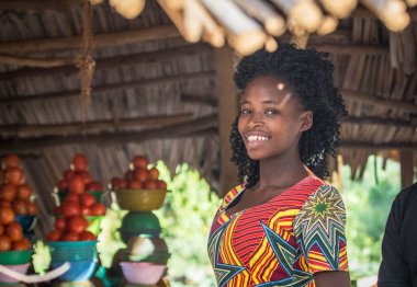 Güzel kız Uganda 'da bir markette meyve satıyor.