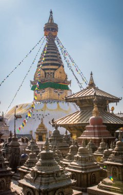 Katmandu 'da mavi gökyüzüne karşı Swayambhunath stupa