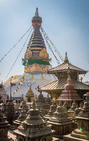Katmandu 'da mavi gökyüzüne karşı Swayambhunath stupa