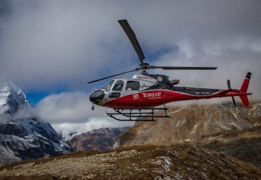 Helikopter Himalaya dağlarından havalanıyor.