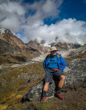 Turist Himalaya dağlarında bir patikada dinleniyor.