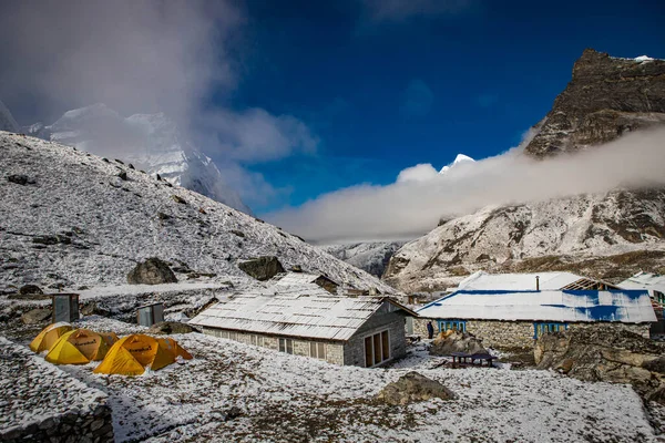 Camp am Fuße des Mount Mera Peak im Himalaya — Stockfoto