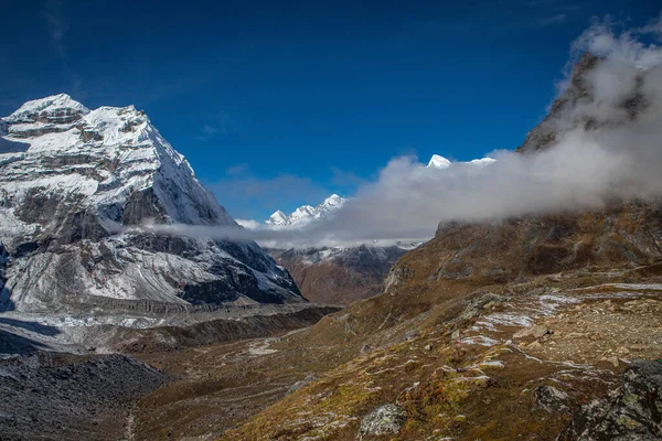 Himalaya vallei met een bergkam van majestueuze toppen — Stockfoto