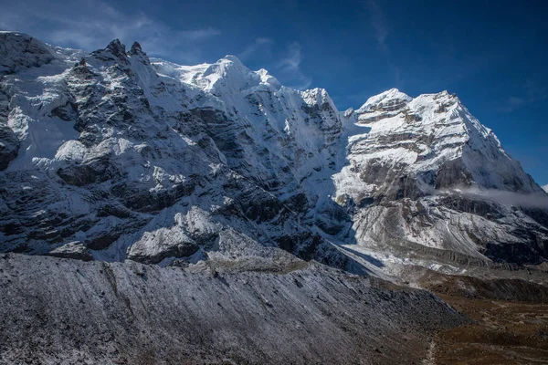 Himalaya vallei met een bergkam van majestueuze toppen — Stockfoto