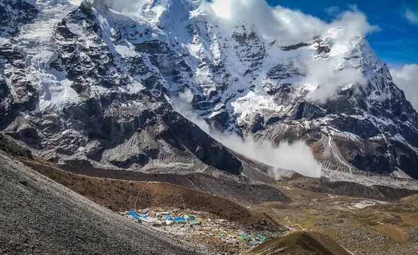 Uitzicht op de vallei vanaf de helling van de berg Meru Peak — Stockfoto