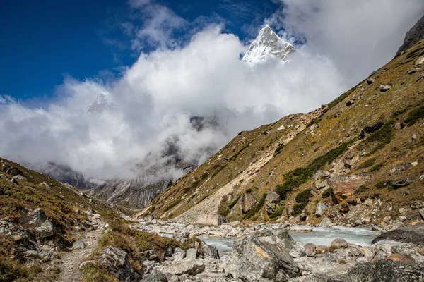 Blauwe berg rivier stroomt in Himalaya kloof — Stockfoto