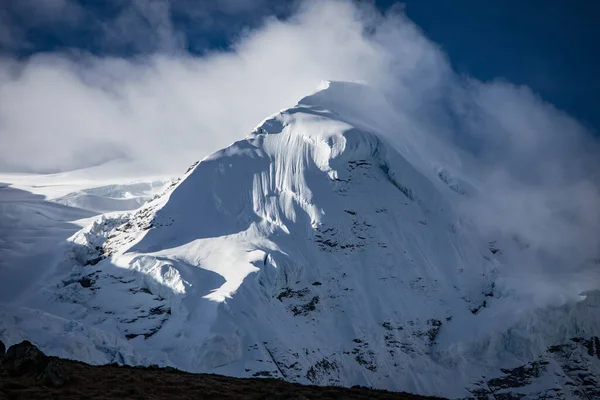 Majestatyczny szczyt gór czai się w chmurze — Zdjęcie stockowe