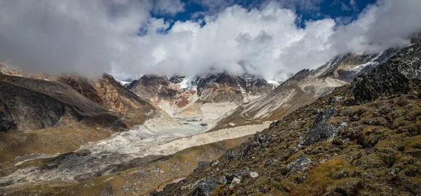 Panorama van de bergvallei en het meer — Stockfoto