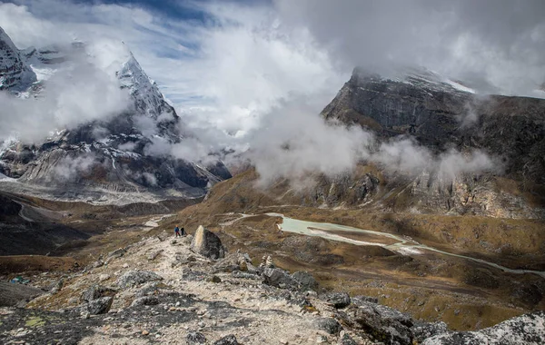 Trail in de vallei van de Himalaya — Stockfoto