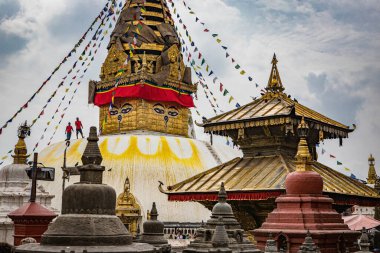 Swayambhunath stupa ve parlak bayraklar gökyüzü koğuşunda bulutlarla