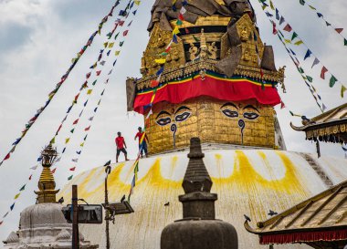 Swayambhunath stupa ve parlak bayraklar gökyüzü koğuşunda bulutlarla