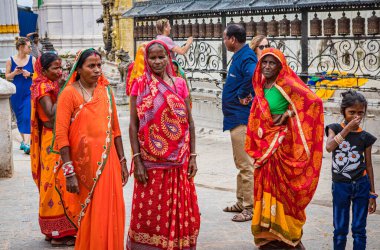 Katmandu sokaklarındaki yerliler. Ulusal kostümler.