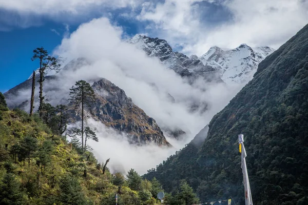 Prachtige toppen van de Himalaya bergen. Bergtop in de sneeuw — Stockfoto