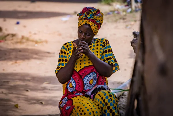 Bella donna africana in costume nazionale per strada in Tanzania — Foto Stock