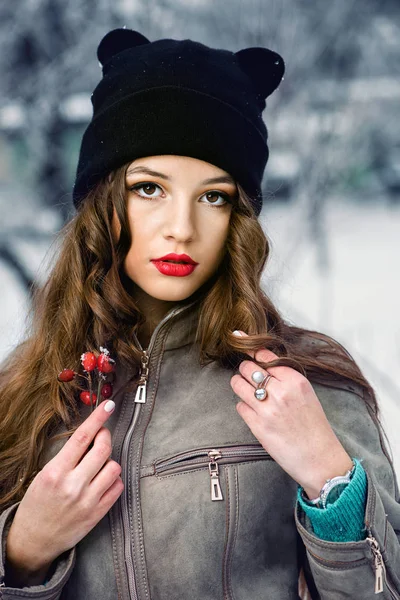 겨울 공원의 매력적 인 젊고 아름다운 소녀의 클로즈업 사진 — 스톡 사진