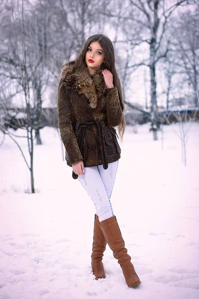 Muito charmoso jovem menina bonita no parque de inverno — Fotografia de Stock