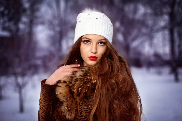 Большой портрет очаровательной молодой красивой девушки в зимнем парке — стоковое фото