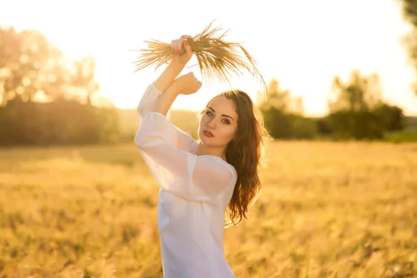 Красивая Молодая Женщина Белом Платье Пшеничном Поле Расслабляет Светящееся Солнце — стоковое фото