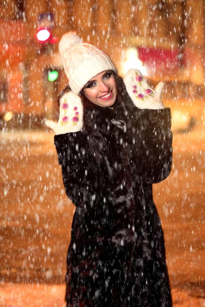 Улыбающаяся зимняя женщина в ночном городе — стоковое фото