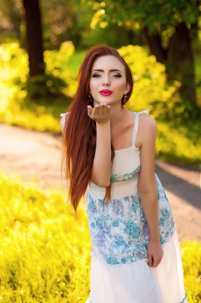 Mode de vie mignon portrait de jeune jolie femme aux cheveux roux, maquillage frais lumineux, s'amuser et gong fou, heure d'été, envoyer baiser d'air, à vous . — Photo