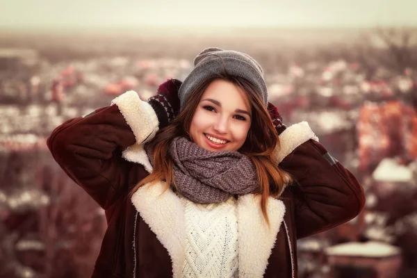 아름 다운 행복 한 웃는 소녀 거리에 포즈의 야외 초상화. 세련 된 따뜻한 옷을 입고 모델입니다. 도시 생활양식입니다. 허리를 — 스톡 사진