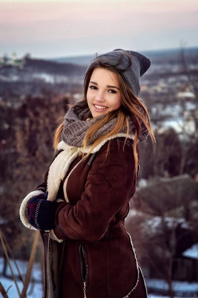 Retrato ao ar livre de jovem bela menina sorridente feliz posando na rua. Modelo vestindo roupas quentes elegantes. Estilo de vida da cidade. Cintura para cima — Fotografia de Stock