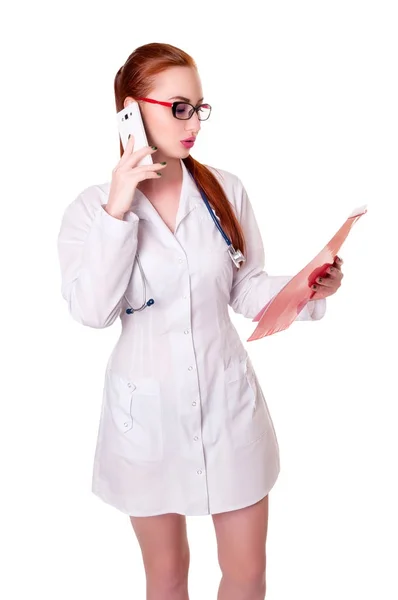 Schöne junge Ärztin mit Aktenordner mit Handy — Stockfoto