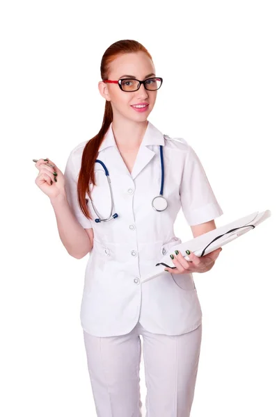 美丽的年轻微笑的女医生在医疗礼服持有医疗记录。护理病历录入 免版税图库照片